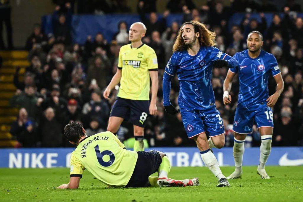 星空体育官方网站-切尔西在主场遭遇惨败，陷入晋级危机