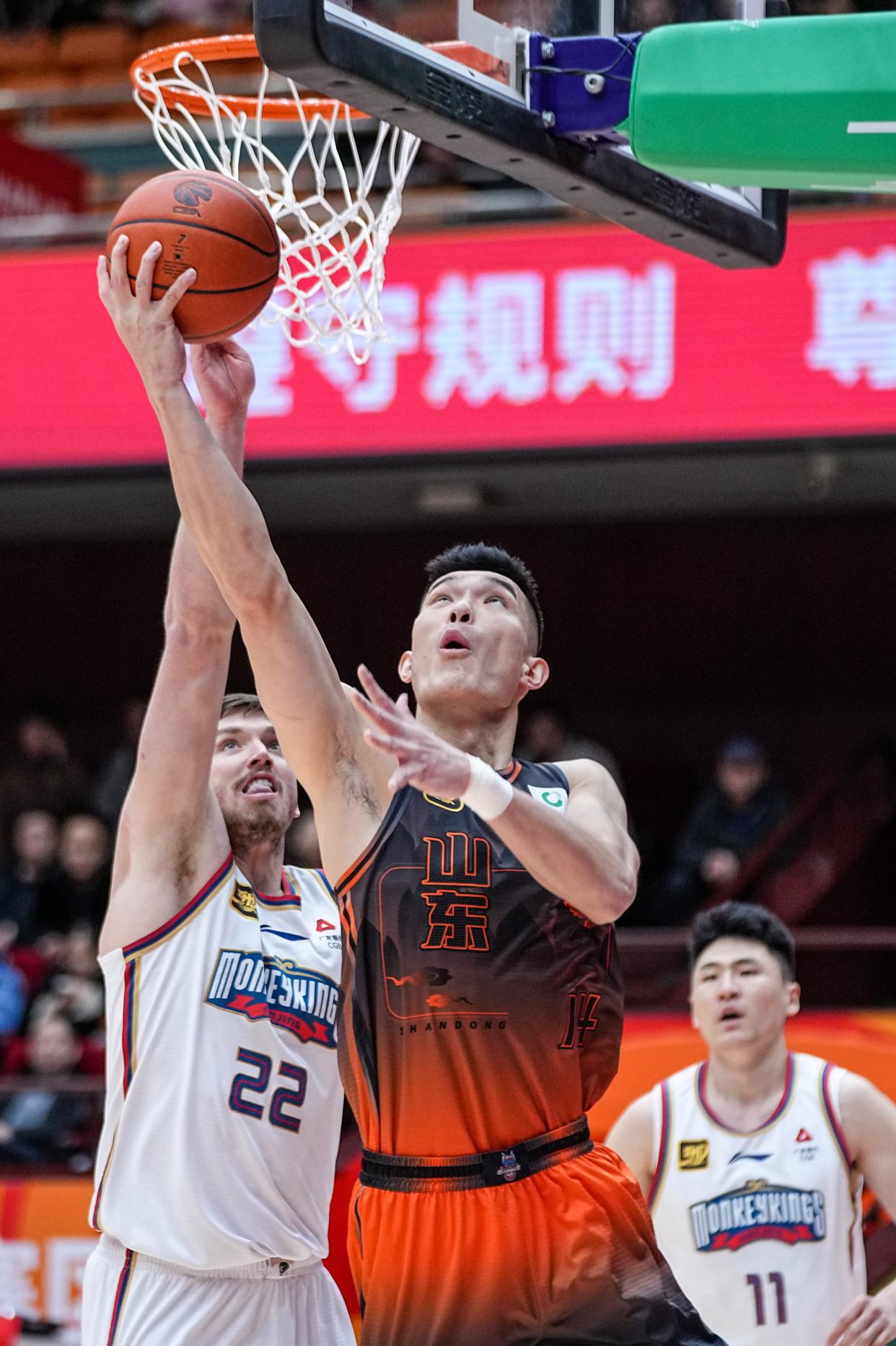 星空体育平台官网-包含山东男篮主场取得惊险胜利，士气大振的词条